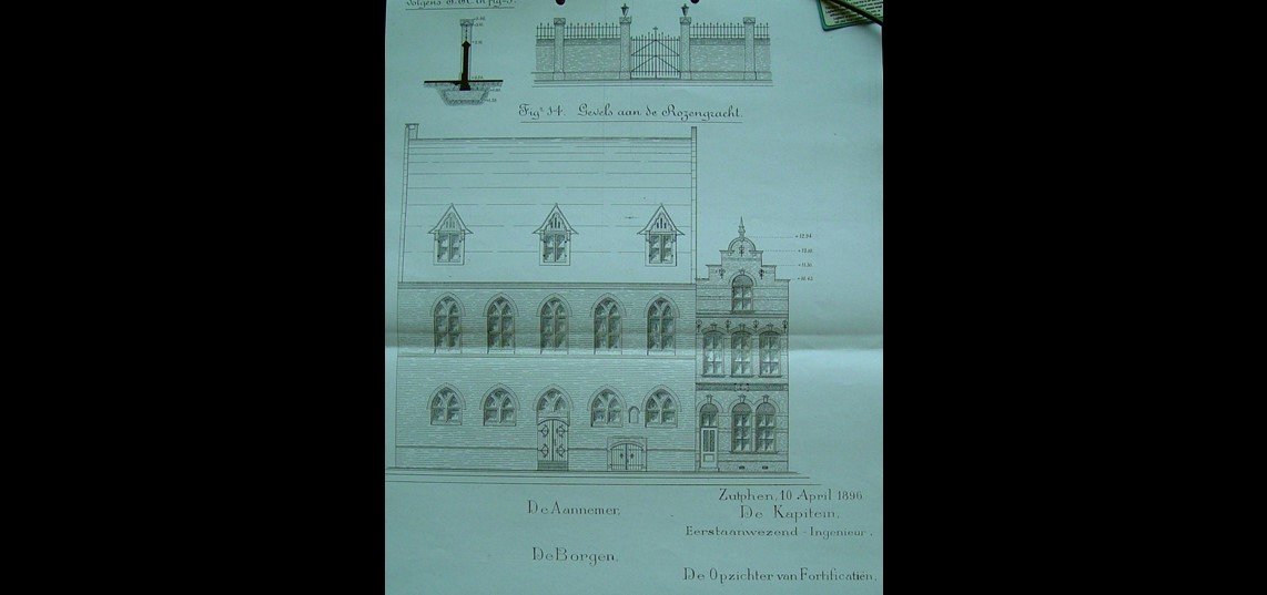 Tekening van de verbouwplannen voor de Koloniale Reserve, 1896. Rechts naast de entree de toegangsluiken tot de kelder